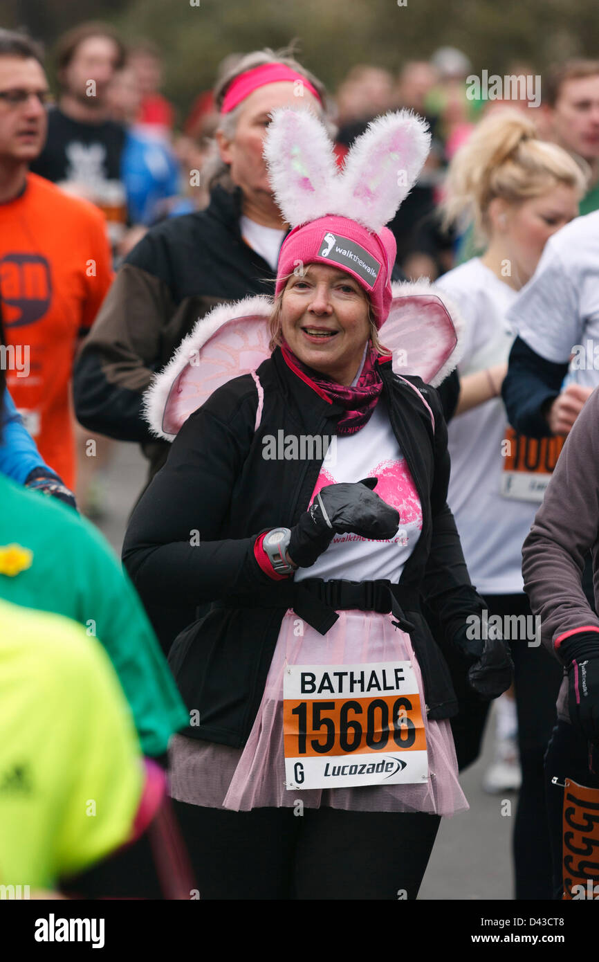 Eine Frau wird im Kostüm Teilnahme an und läuft in den 2013 Bad Halbmarathon fotografiert. Bath, Somerset, UK Stockfoto