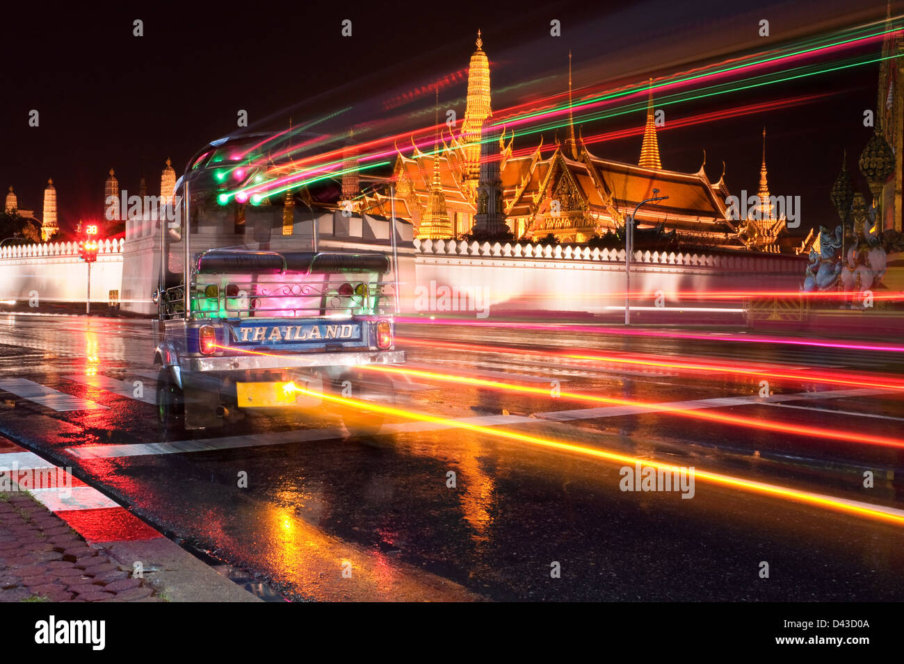 Bangkok-Nachtverkehr - Tuk Tuk vor dem Grand Palace Stockfoto