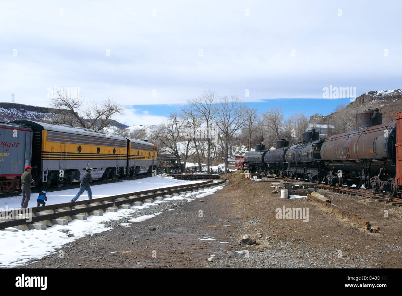 Vater und Sohn werfen Schneebälle ein Tanker Auto im Colorado Railroad Museum am 2. März 2013 Stockfoto