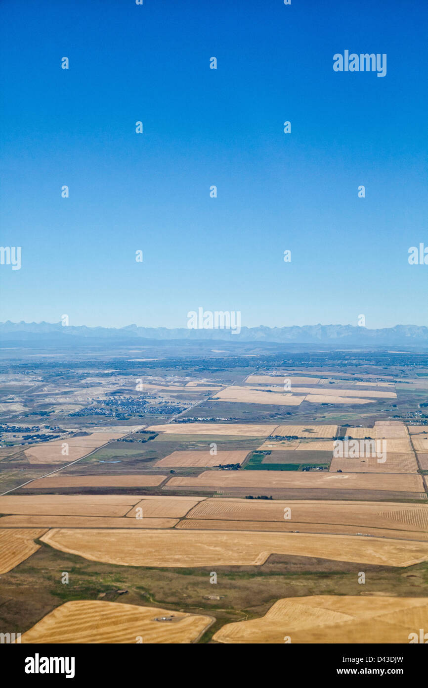 Luftbild von der Prärie-Landschaft und das gesteppte Muster der Kulturen Felder und Weideland der kanadischen Prärie. Stockfoto