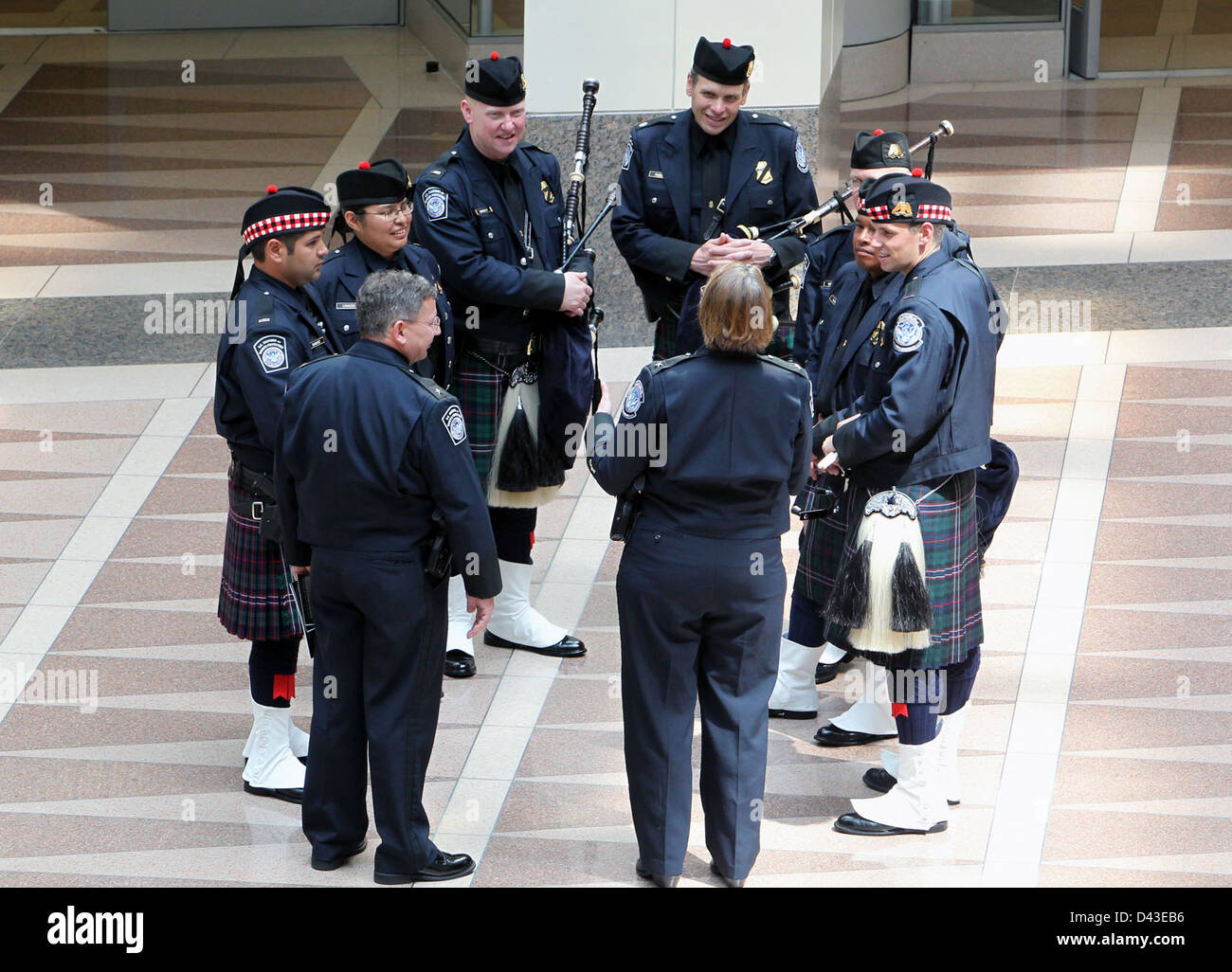 Während der U.S. Police Week tritt das Customs and Border Protection (CBP) Pipes and Drums Team zur Anerkennung von Strafverfolgungsbeamten auf. Die Veranstaltung hebt die Beiträge verschiedener CBP-Einheiten, darunter Grenzpatrouillen und Einwanderungsinspektoren, zur Wahrung der nationalen Sicherheit und der öffentlichen Sicherheit hervor. Stockfoto
