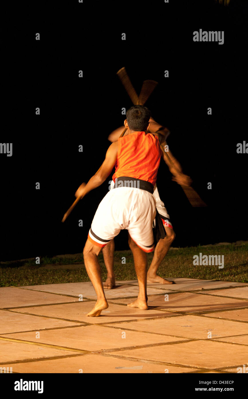 Zwei Kämpfer zeigen die alte Keralas eheliche Kunst des Kalaripayattu Stockfoto