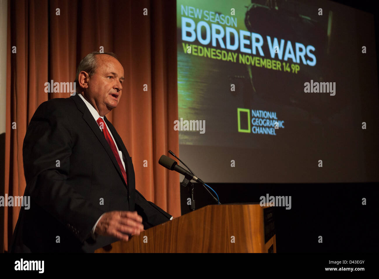 National Geographic veranstaltete eine Vorführung für die neueste Episode von „Border Wars“, einer Serie, die sich mit Strafverfolgungsbehörden wie U.S. Customs and Border Protection (CBP) befasst. Die Serie beleuchtet die Arbeit von Einwanderungsinspektoren und Grenzschutzbeamten an der Grenze zwischen den USA und Mexiko und zeigt die Herausforderungen auf, die bei der Durchsetzung der Einwanderungsgesetze bestehen. Stockfoto