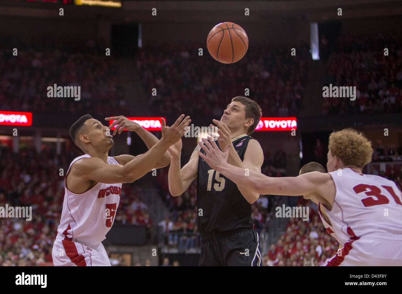3. März 2013 - Madison, Wisconsin, Vereinigte Staaten von Amerika - 3. März 2013: Purdue weiterleiten Donnie Hale #15 und Wisconsin vorwärts Ryan Evans #5 gehen nach einem lockeren Ball. Purdue Boilermakers besiegte die Wisconsin Badgers 69-56 im Kohl Center in Madison, Wisconsin. John Fisher/CSM. Stockfoto