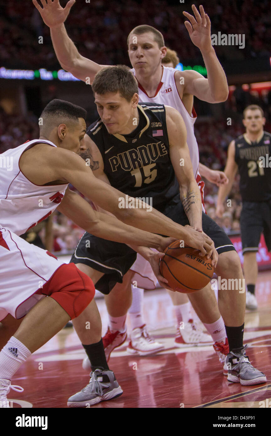 3. März 2013 - Madison, Wisconsin, Vereinigte Staaten von Amerika - 3. März 2013: Purdue vorwärts Donnie Hale #15 und Wisconsin vorwärts Ryan Evans #5 um den Ball kämpfen. Purdue Boilermakers besiegte die Wisconsin Badgers 69-56 im Kohl Center in Madison, Wisconsin. John Fisher/CSM. Stockfoto