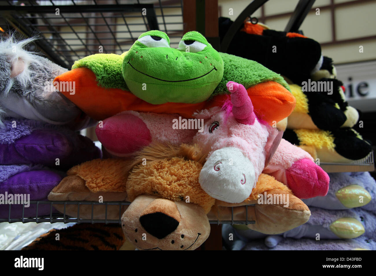 Kissen-Haustiere gefüllte Spielzeug zum Verkauf in der Mall in Danbury, Connecticut, USA, 22. Dezember 2010, © Katharine Andriotis Stockfoto