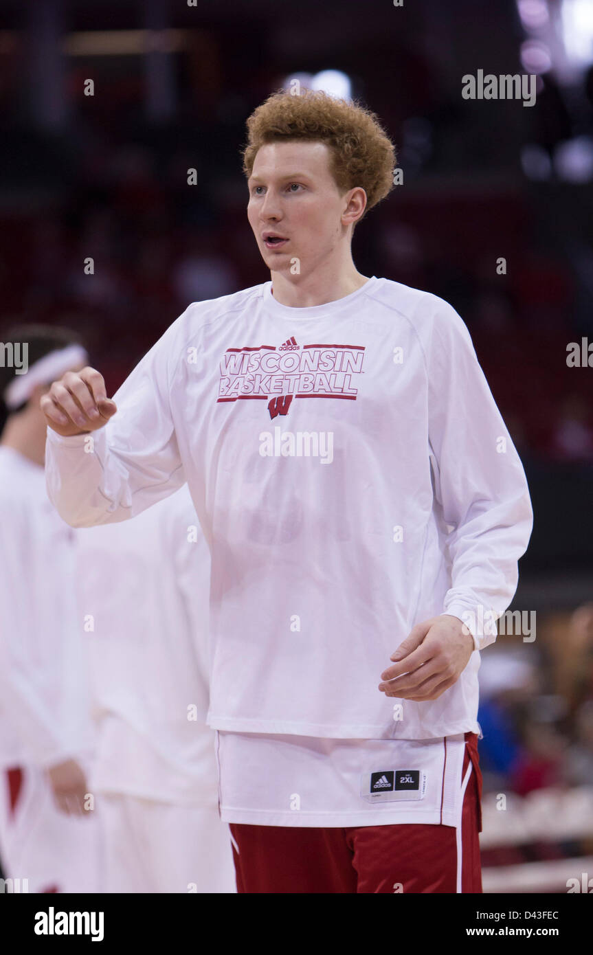 3. März 2013 - Madison, Wisconsin, Vereinigte Staaten von Amerika - 3. März 2013: Wisconsin vorwärts Mike Bruesewitz #31 wärmt sich vor dem Spiel. Purdue Boilermakers besiegte die Wisconsin Badgers 69-56 im Kohl Center in Madison, Wisconsin. John Fisher/CSM. Stockfoto