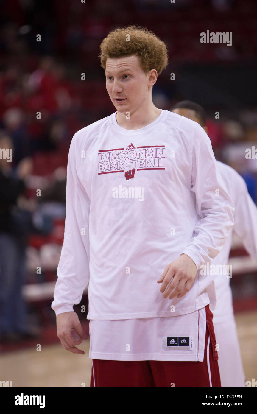 3. März 2013 - Madison, Wisconsin, Vereinigte Staaten von Amerika - 3. März 2013: Wisconsin vorwärts Mike Bruesewitz #31 wärmt sich vor dem Spiel. Purdue Boilermakers besiegte die Wisconsin Badgers 69-56 im Kohl Center in Madison, Wisconsin. John Fisher/CSM. Stockfoto