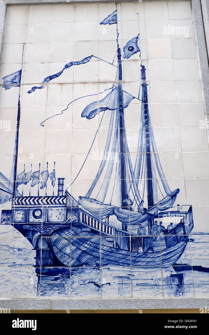 Alte portugiesische Schiff in blauen Fliesen an Wand in Macao, China Stockfoto