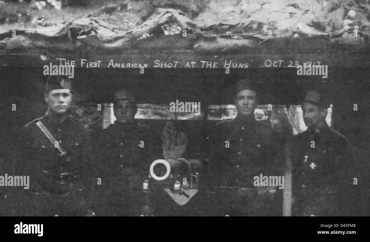 Der erste Amerikaner beschossen die Hunnen, 23. Oktober 1917. Amerikanische Soldaten stehen in der Nähe von Waffe, der erste bei deutschen im ersten Weltkrieg Schuss Stockfoto
