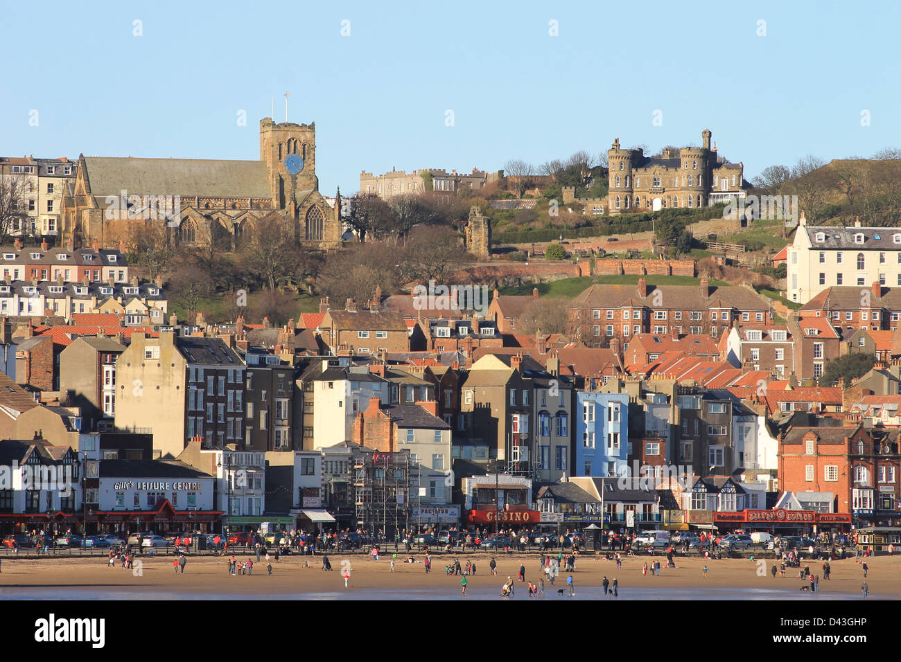 Scarborough, North Yorkshire, England, 2. März 2013: Fotografieren von Scarbrough South Bay Beach und St. Marys Church gesehen über t Stockfoto