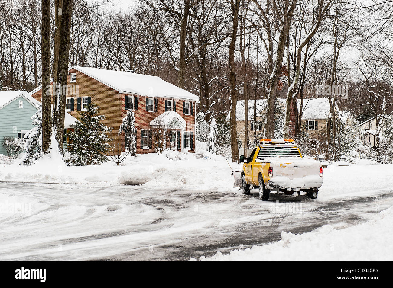 Schnee-Pflug-Clearing-Straße. Stockfoto