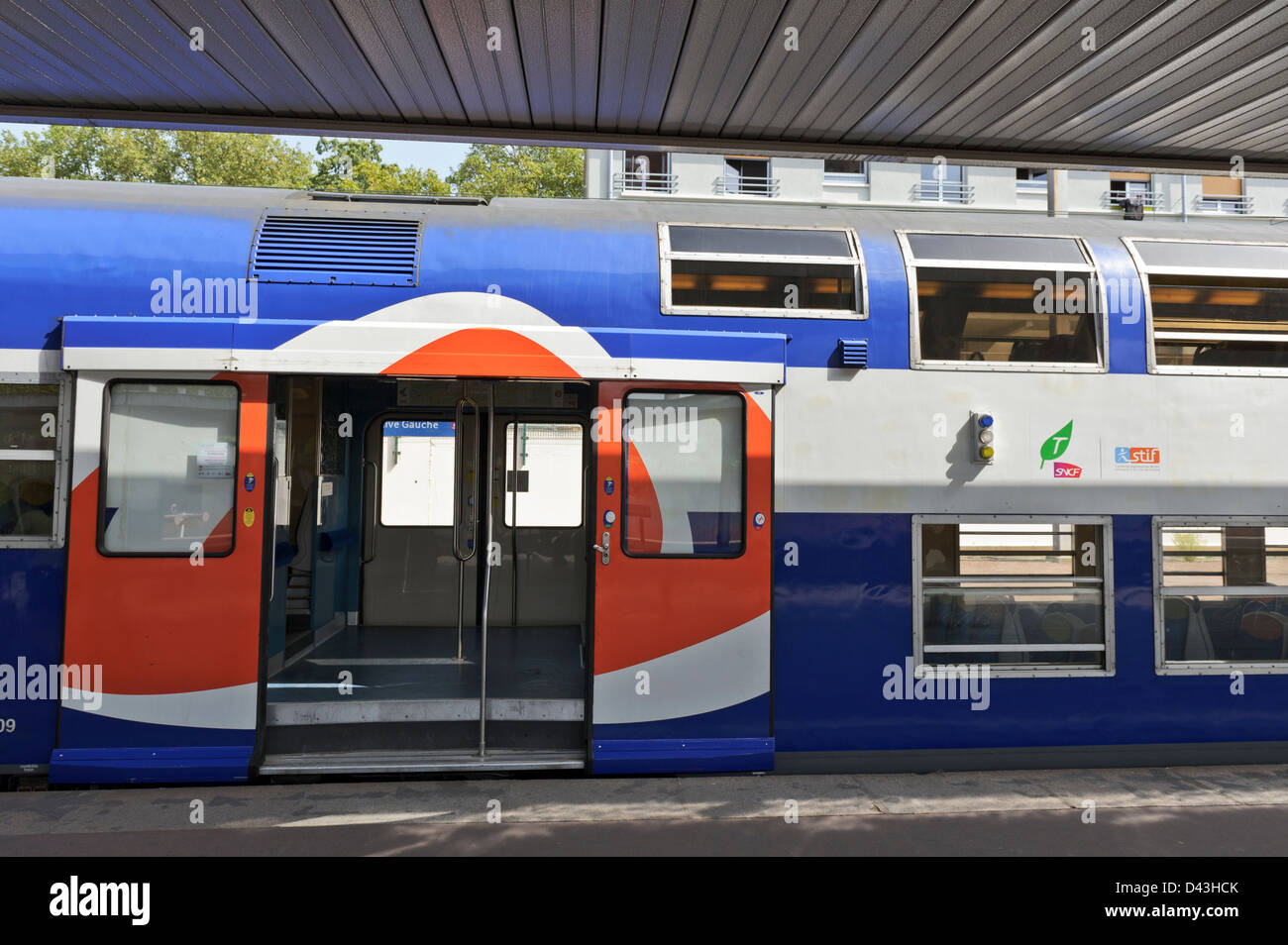 Stationäre Französisch Zug am Bahnsteig mit Türen öffneten, Frankreich. Stockfoto