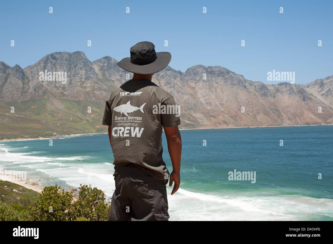 Hai-Spotter mit Blick auf Koeel Bay auf der östlichen Küste der False Bay Western Cape Südafrika Hai Schmierblutungen Suche Mann Stockfoto