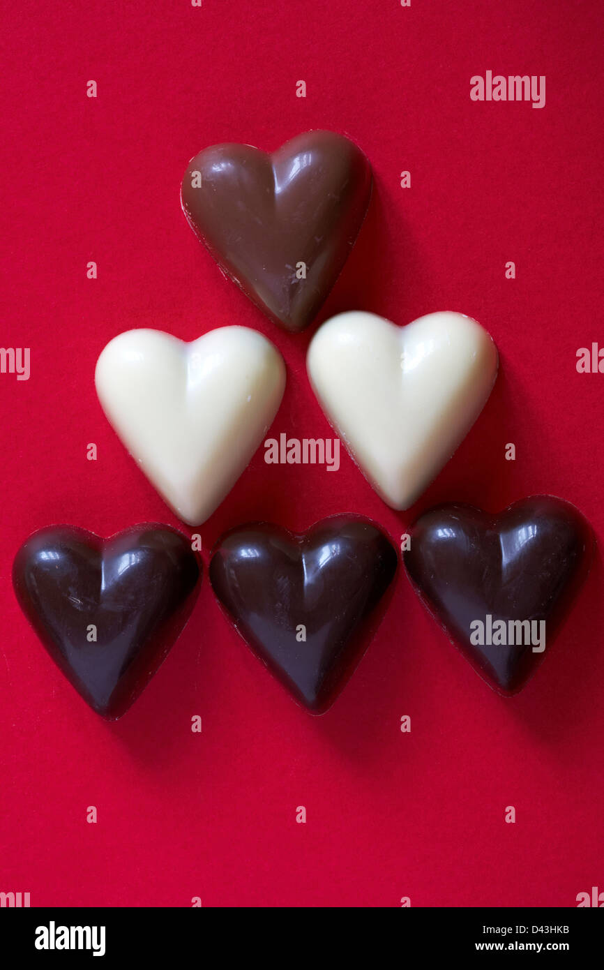 Schokolade Herzen auf rotem Hintergrund eingestellt - ideal für Valentinstag, Valentinstag Stockfoto