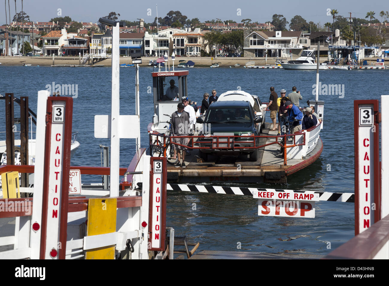 Balboa Island Fähre nähert sich die Landung den Fährverkehr, Newport Beach, Kalifornien, USA Stockfoto