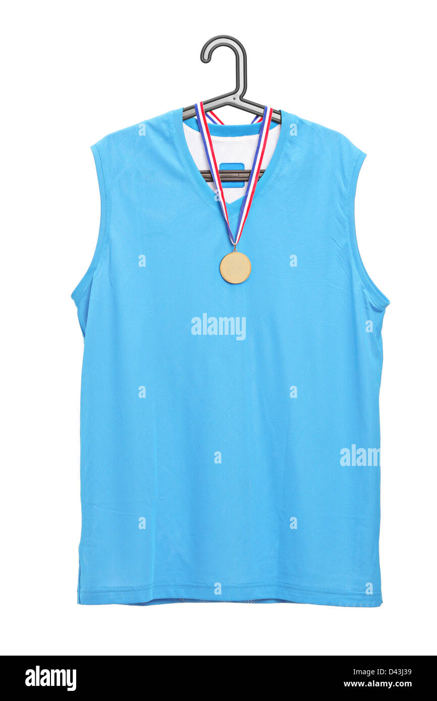 Sport Jersey und eine goldene Medaille hängen auf einem Kleiderbügel isoliert auf weißem Hintergrund Stockfoto