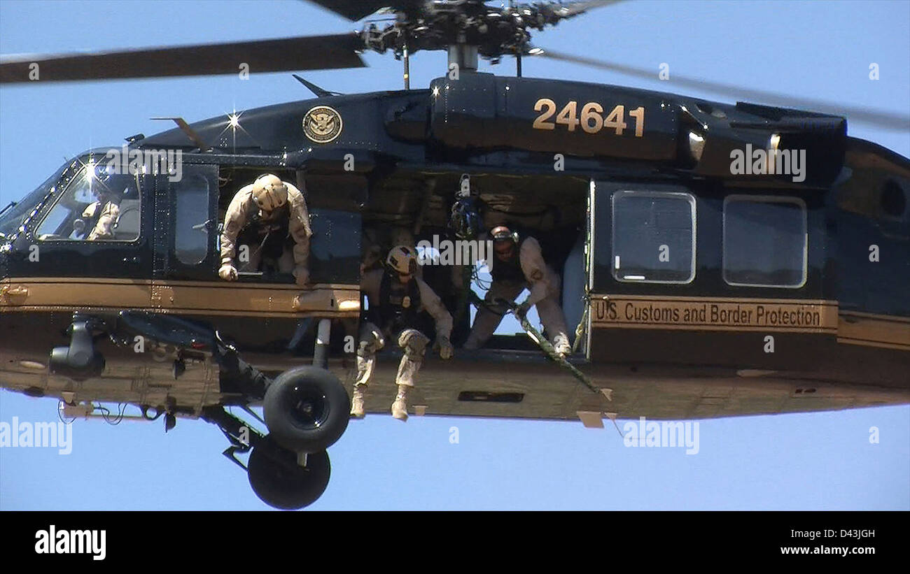 CBP-Agenten (U.S. Customs and Border Protection), einschließlich der Luftwaffeneinheiten und der Marine Blackhawk, führten eine erfolgreiche Rettungsaktion durch, um einen illegalen Einwanderer zu retten, der auf einer steilen Klippe gestrandet war. Die Rettung war Teil der laufenden Grenzschutzmaßnahmen, an denen Bundesbehörden und Einwanderungsinspektoren beteiligt waren. Stockfoto