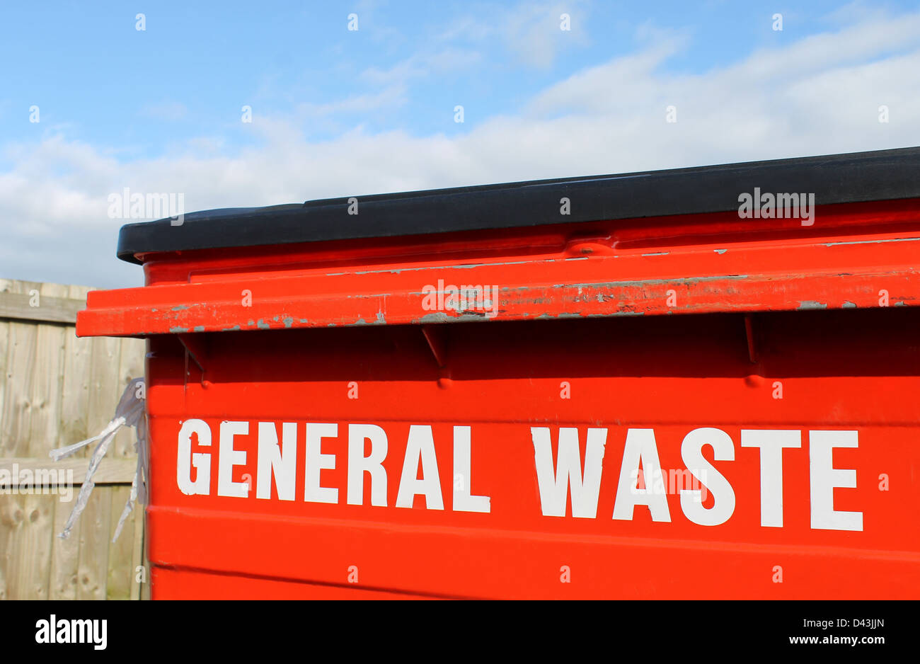 Industrielle allgemeine Abfallbehälter mit Wolkengebilde Hintergrund. Stockfoto