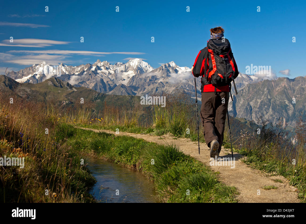 Wanderer auf einer Wanderung entlang der historischen Verbier Bewässerungskanal, Bisse de Verbier in den Walliser Alpen, Wallis, Schweiz Stockfoto