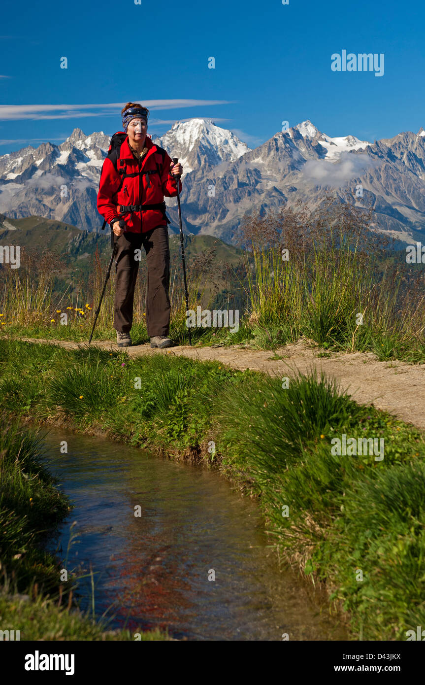 Wanderer auf einer Wanderung entlang der historischen Verbier Bewässerungskanal, Bisse de Verbier in den Walliser Alpen, Wallis, Schweiz Stockfoto