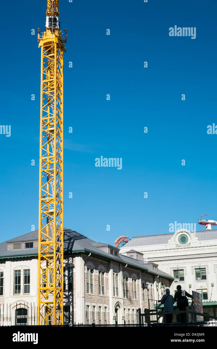 Zwei Frauen beobachten den Bau und die Entwicklung vor Ort an der Union Station in Denver, Colorado. Stockfoto