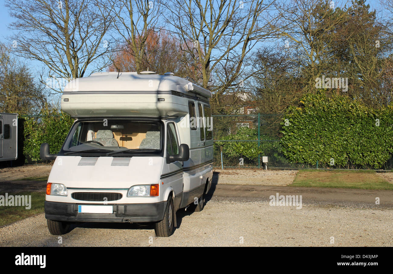 Mobile Wohnwagen geparkt in Landschaft Stockfoto