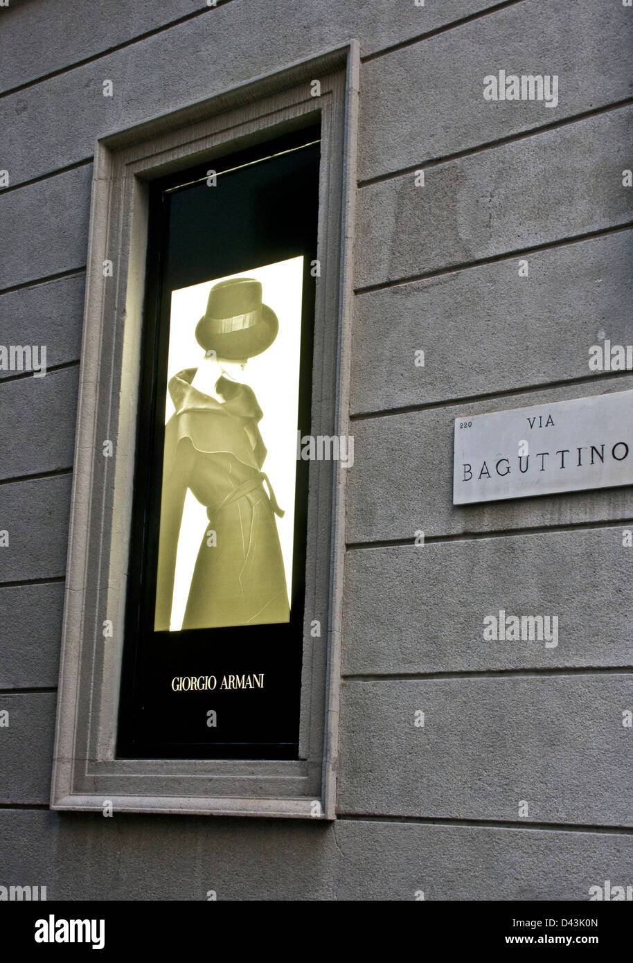 Giorgio Armani beleuchtet Womens Mode Anzeige über Baguttino Mailand Lombardei Italien Europa Stockfoto