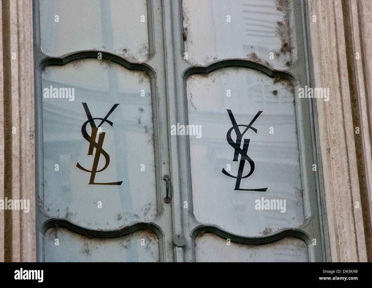 Yves Saint Laurent Monogramm Motiv Logo Marke Via Montenapoleone Mailand Lombardei Italien Europa Stockfoto