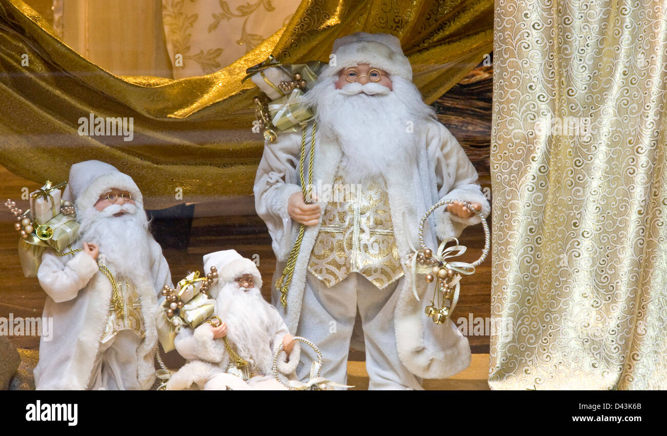 Drei Santa Claus Zahlen festliche Luxury Boutique Weihnachten Fenster Via Montenapoleone Mailand Lombardei Italien Europa Stockfoto
