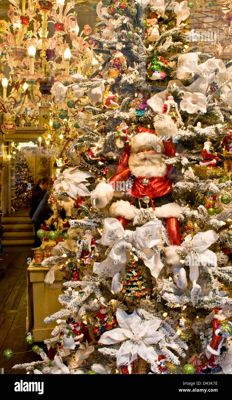 Santa Claus im beleuchteten Luxus Boutique Designer Weihnachts-Fenster anzeigen Via Montenapoleone Mailand Lombardei Italien Europa Stockfoto