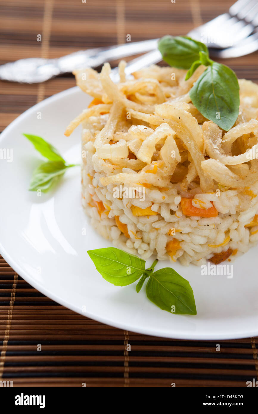 Risotto mit Kürbis auf einem weißen Teller, Nahaufnahme Stockfoto