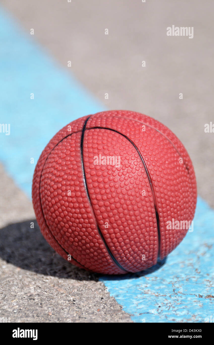 Nahaufnahme der Basketball auf Bürgersteig Stockfoto