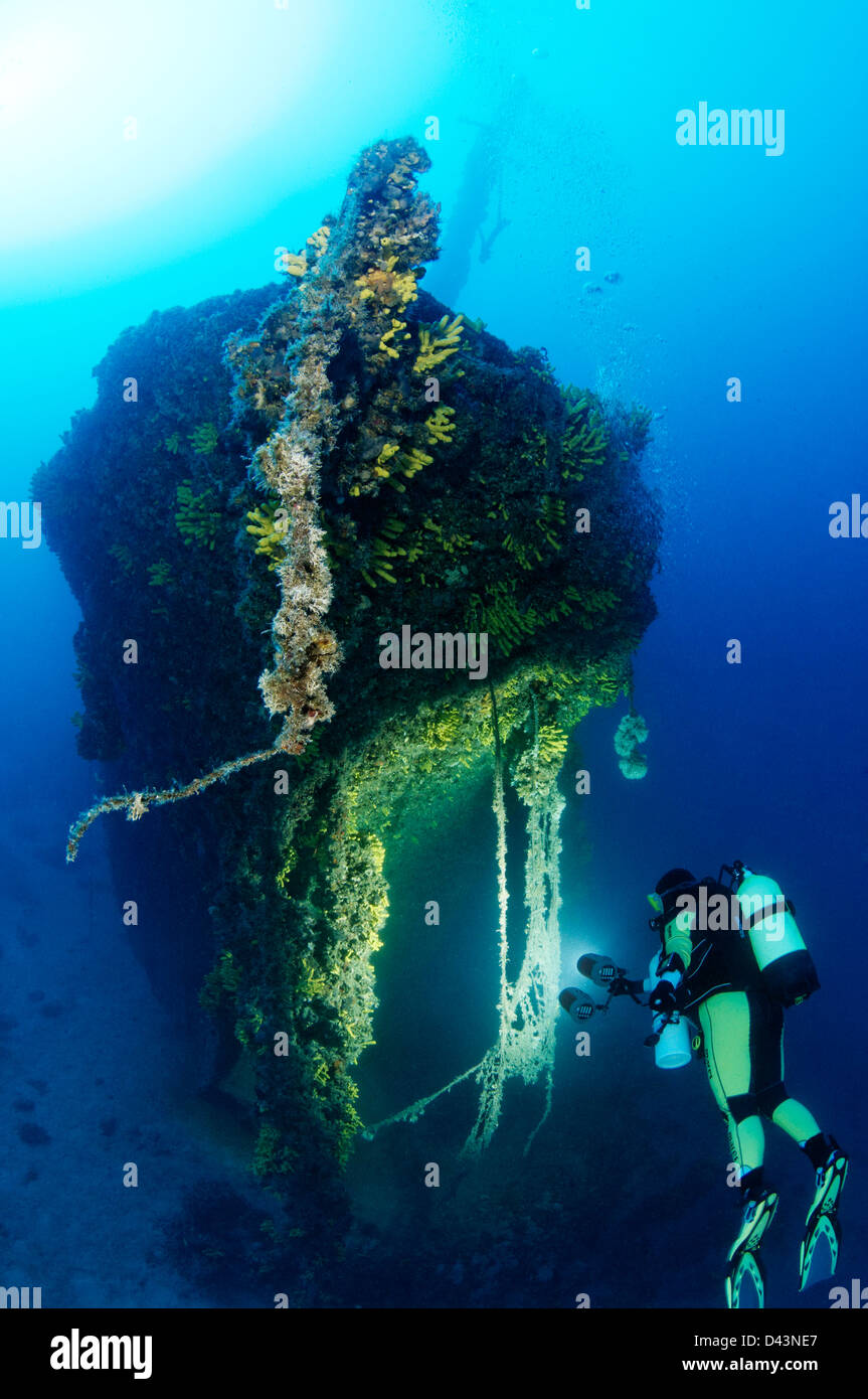 Bogen des Schiffbruchs Francesca di Rimini und Scuba Diver, Insel Kaprije, Sibenik, Vodice, Kroatien, Mittelmeer Stockfoto