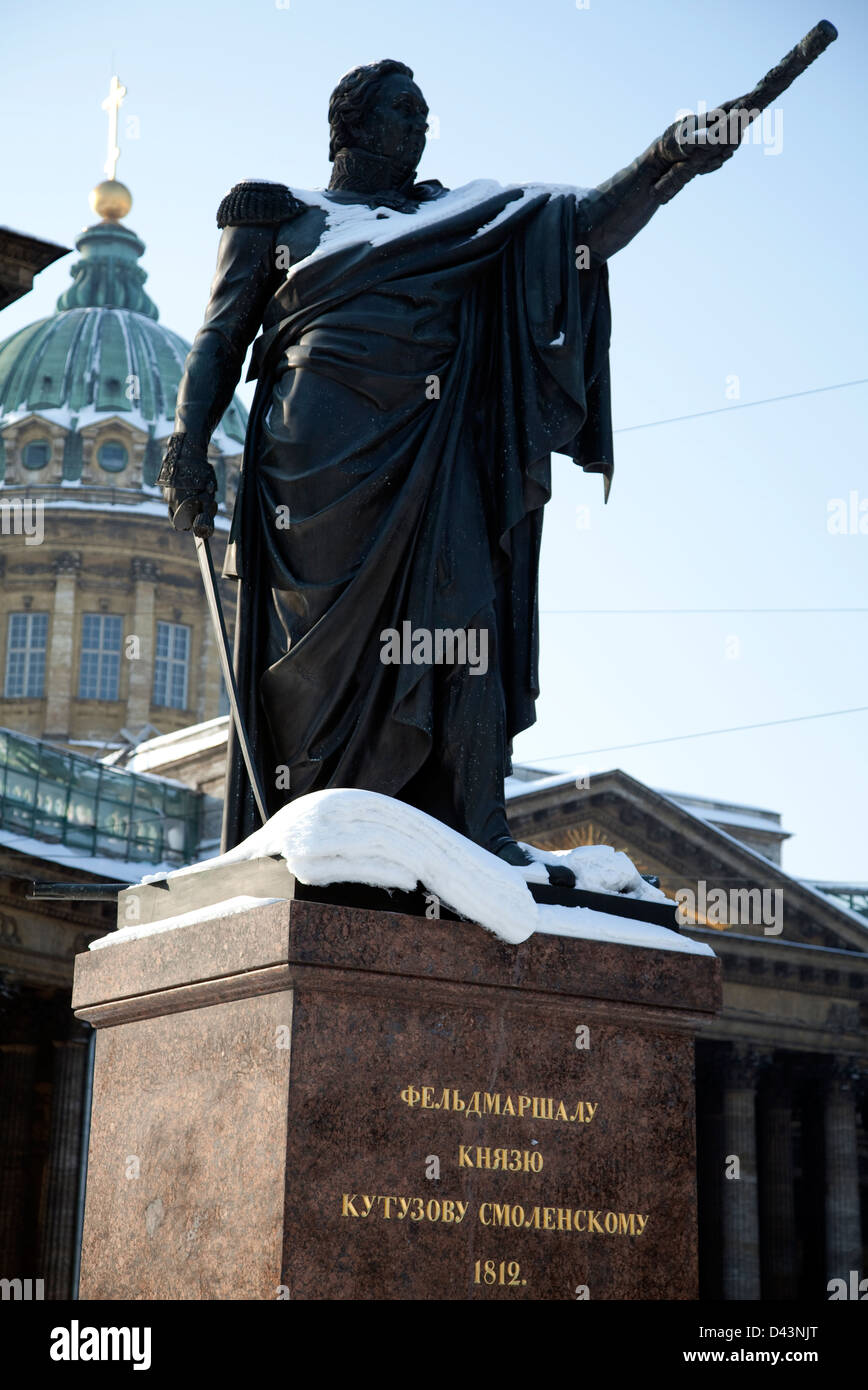 Statue von Feldmarschall Kutusow vor unserer lieben Frau von Kazan Kathedrale, Sankt Petersburg, Russland Stockfoto