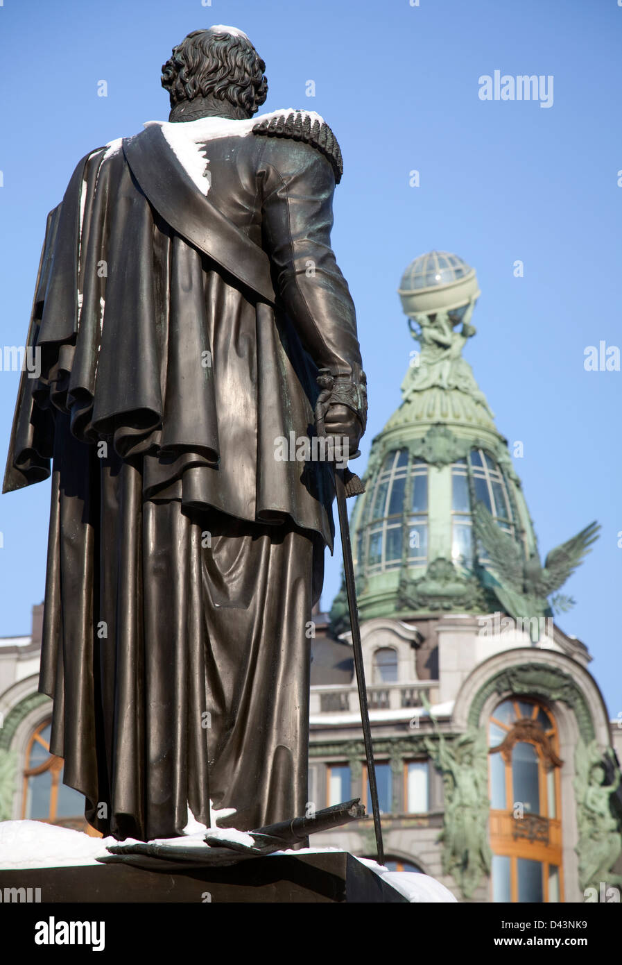 Statue von Feldmarschall Kutusow vor dem Singer Building, Sankt Petersburg, Russland Stockfoto