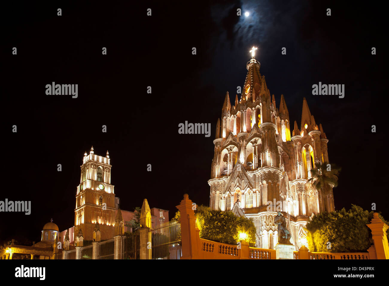 La Parroquia de San Miguel Arcángel und Templo de San Rafael auf dem Hauptplatz von San Miguel de Allende in Mexiko Stockfoto