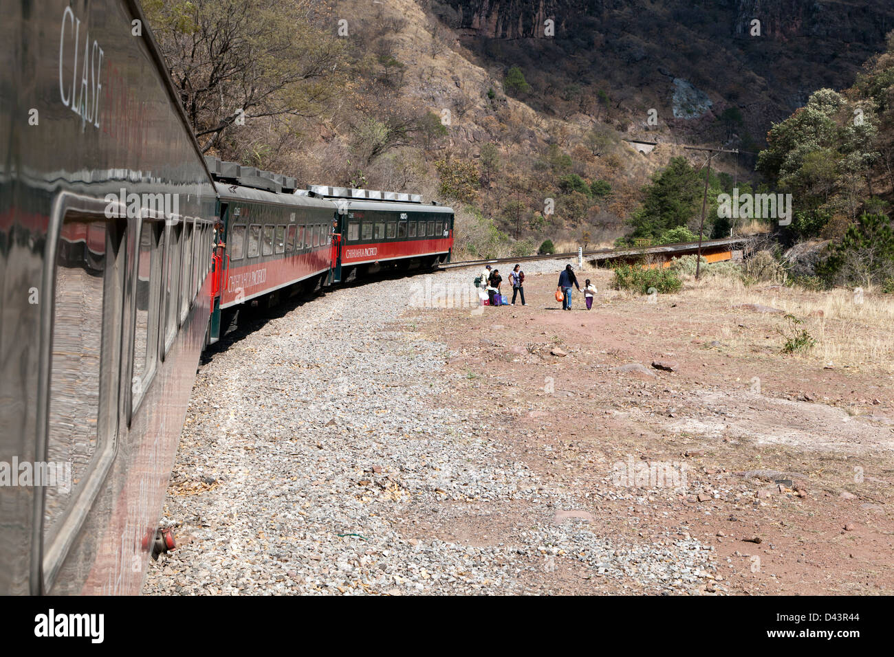 Touristen fotografieren entlang in den Kupfer Canyon in Mexiko, den Zug, während andere aussteigen, um ihre Reise fortzusetzen. Stockfoto