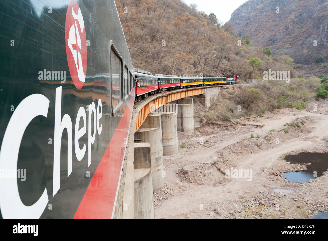 Touristen fotografieren entlang aus dem Zug in den Kupfer Canyon in Mexiko. Stockfoto