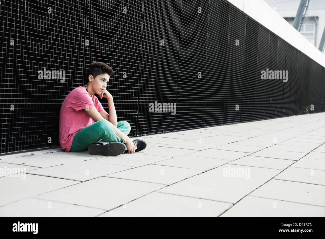 Junge sitzt auf dem Boden, Mannheim, Baden-Württemberg, Deutschland Stockfoto
