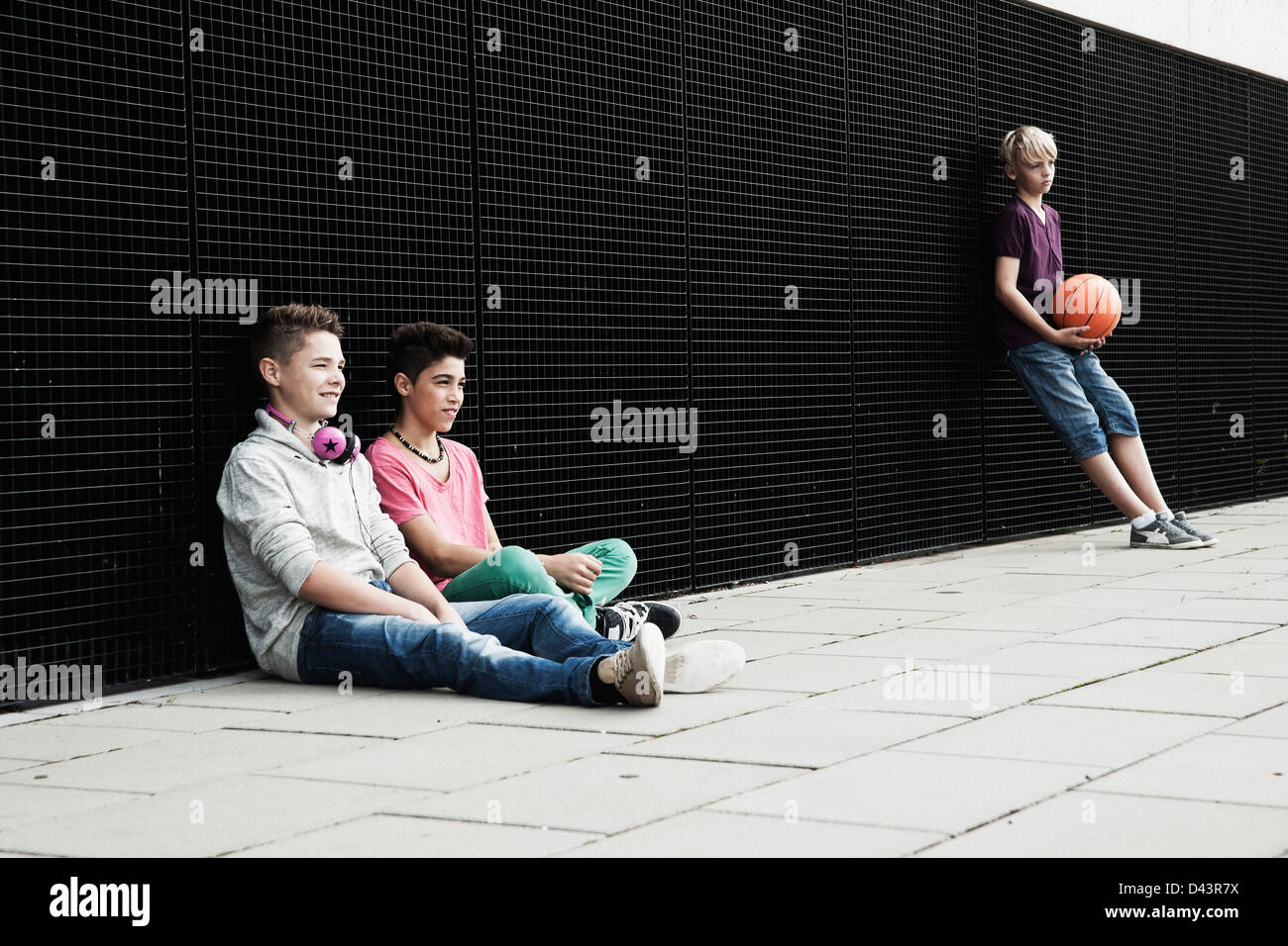 Jungs hängen in Spielplatz, Mannheim, Baden-Württemberg, Deutschland Stockfoto