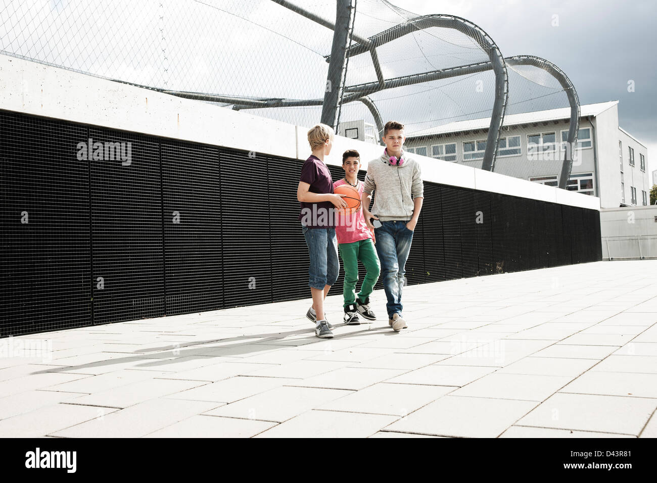 Jungs hängen in Spielplatz, Mannheim, Baden-Württemberg, Deutschland Stockfoto