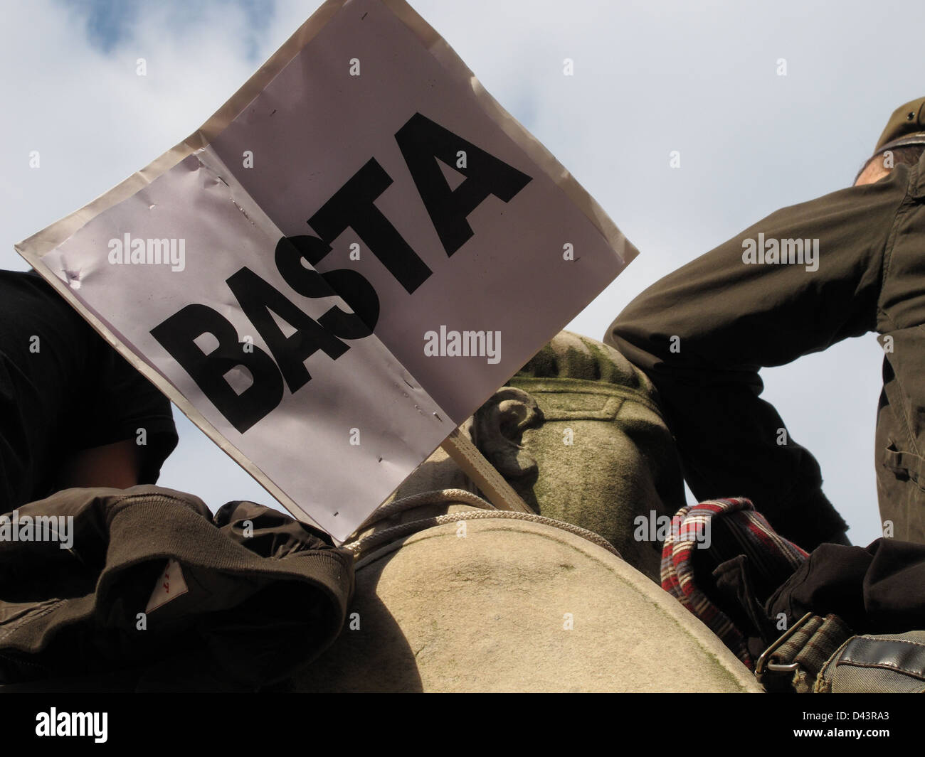 Singnboard in einem beliebt-Protest in Rom. Basta heißt genug Stockfoto