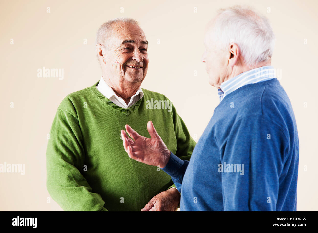 Senioren Herren sprechen Stockfoto