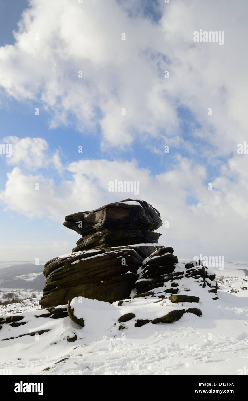 Mutter Kappe Felsformation in den Schnee - Peak District, England, UK Stockfoto