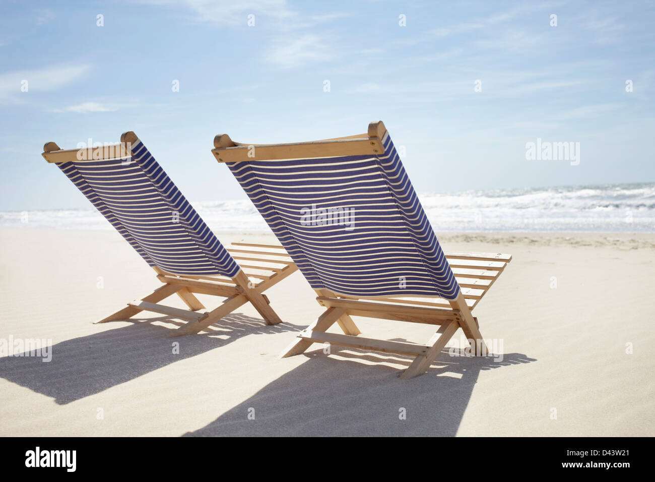 Paar Strand Stühle, Lacanau, Gironde, Aquitanien, Frankreich Stockfoto