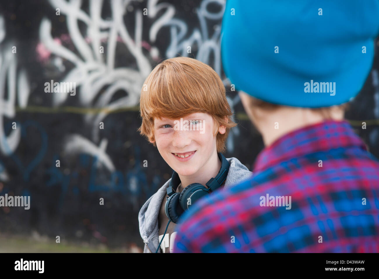Boys im Freien von Graffiti bedeckt Wand, Mannheim, Baden-Württemberg, Deutschland Stockfoto