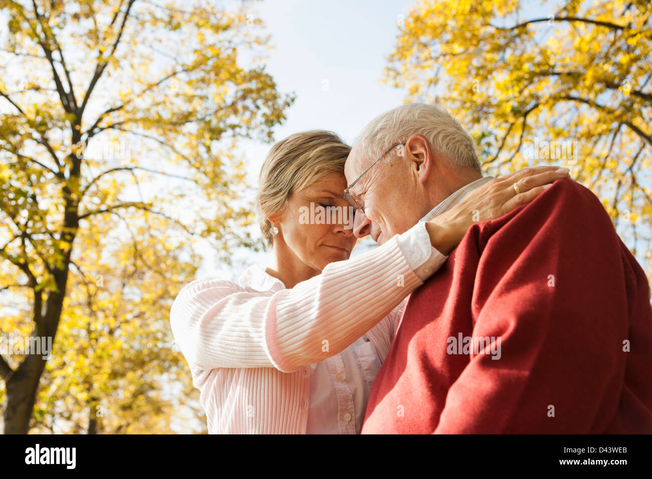 Reife Frau mit Senior Vater im Herbst, Lampertheim, Hessen, Deutschland Stockfoto