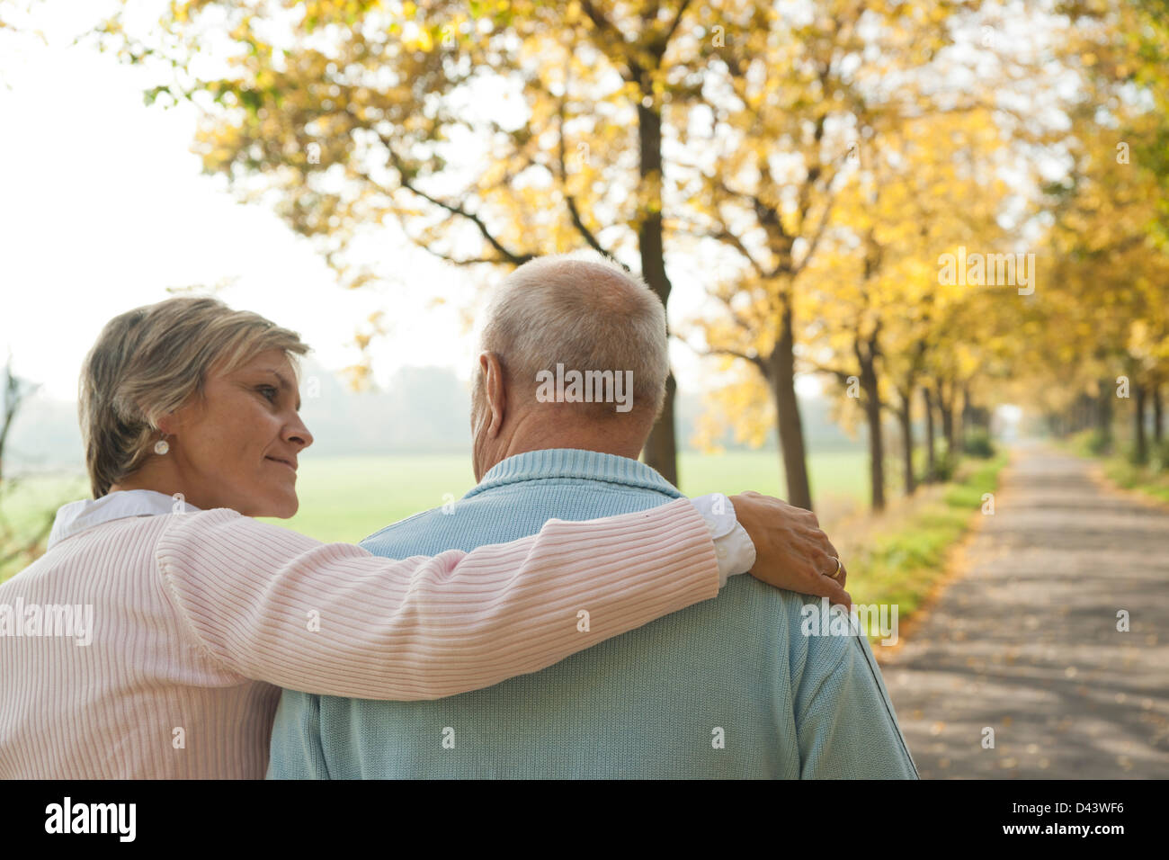 Reife Frau mit Arm um die Schulter des Senior Vater im Herbst, Lampertheim, Hessen, Deutschland Stockfoto