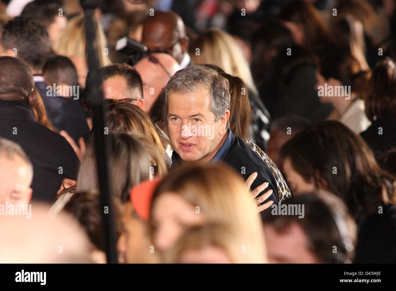 Star-Fotograf Mario Testino besucht die Präsentation von Stella McCartney Kollektion Herbst/Winter 2013/2014 in Paris Prêt Fashionweek, Paris, 4. März 2013. Die Paris Prêt Modeschauen laufen bis 6. März 2013. Foto: Hendrik Ballhausen/dpa Stockfoto